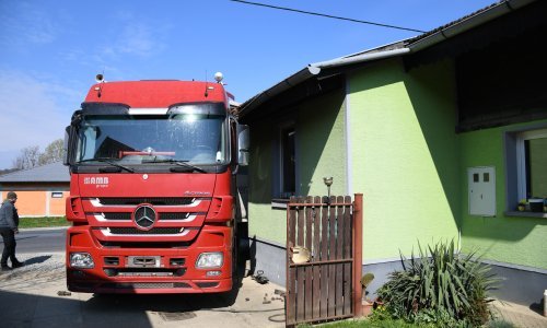 Nesreća kod Virja, kamion se sudario s autom pa udario u obiteljsku kuću