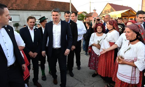 Pjesme tuku i PR magove: Koliko košta buđenje emocija birača i tko 'kuha' hit?