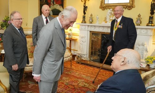 Charles III vratio se kraljevskim dužnostima, ali svi se pitaju samo jedno