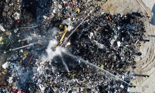 Zapalio se otpad kod Dugog Sela, nesnosan smrad širi se kilometrima