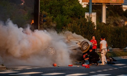 Poginula mlada majka i motociklist, dijete (3) izvukli iz gorućeg automobila