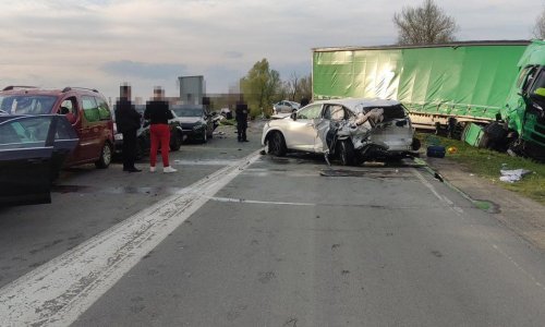 Kamion probio rampu pa se zaletio u aute: Osamnaest ozlijeđenih, troje teže