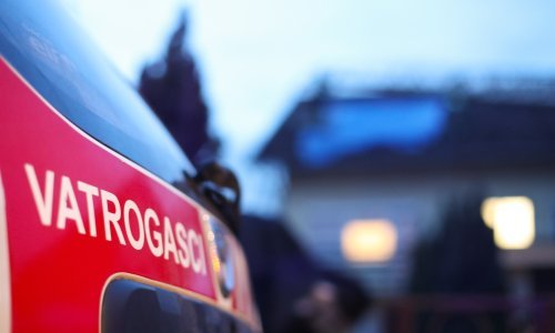 U Ludbregu izgorjeli plastenici, radni stroj, a u gašenju ozlijeđen i vatrogasac