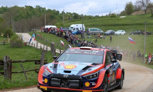 Pogledajte trenutak strašne nesreće; vozač relija izletio sa staze, najmanje četvero poginulih