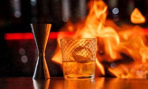 Dok je konobarica na vatru sipala rum s 80 posto alkohola, svirala je pjesma 'Pali klub'