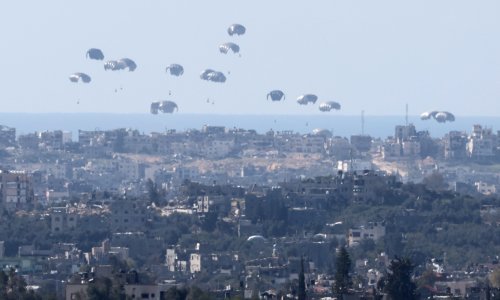 Britanci padobranima spustili 10 tona humanitarne pomoći u Gazu