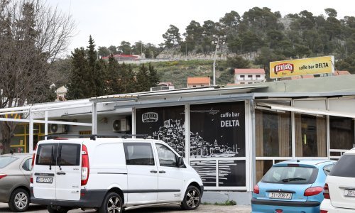 Trojac pretukao muškarca u Šibeniku, preminuo je u bolnici