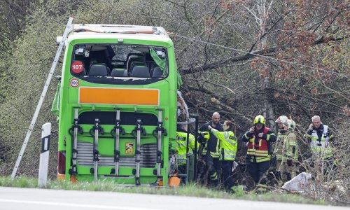 Najmanje pet poginulih u prevrtanju autobusa, uzrok nesreće još nepoznat