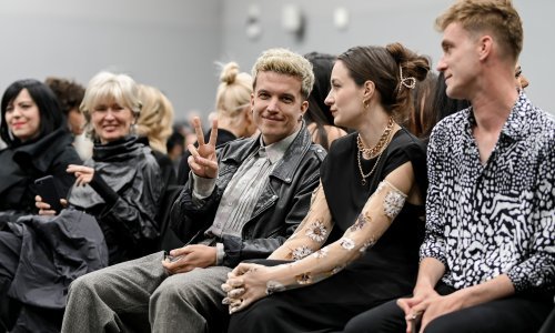 Brojni poznati na reviji Roberta Severa: Pažnju privukao Baby Lasagna sa zaručnicom