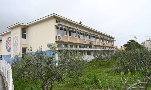 Otac učenice upao u učionicu i šakom udario profesora, privela ga policija