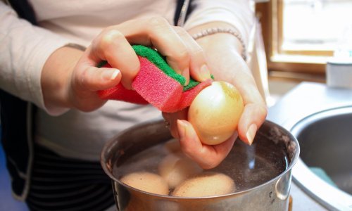 Savršene pisanice: Kako od smeđih jaja dobiti posve bijela