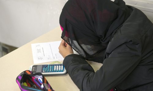 Jedinstven slučaj: Francuska će tužiti učenicu zbog muslimanske marame