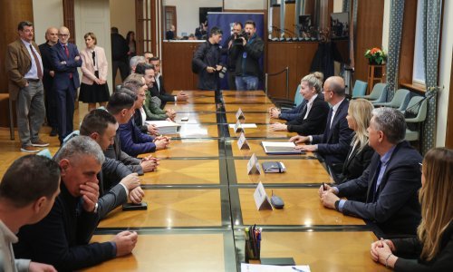 Još dva dana za predaju izbornih lista DIP-u, stranke se nižu kao na traci