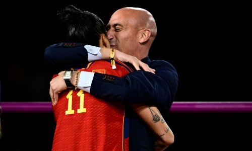 Zbog jednog poljupca... Mogao bi u zatvor na 30 mjeseci, ali to još nije sve