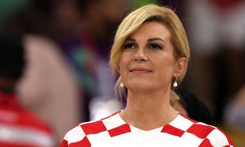 Kolinda Grabar Kitarović poslala je uskršnju čestitku iz ratne zone, sa svijećom u ruci