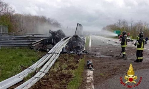 Ferrari se brzinom od 200 km/h zabio u ogradu, poginulo dvoje ljudi