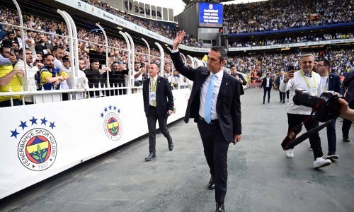Tisuće navijača na Fenerovom stadionu čekali odluku napušta li klub ligu ili ne