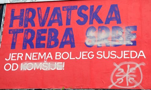 SDSS: Vandali su upali u privatna dvorišta, uništavali plakate i stupove panoa