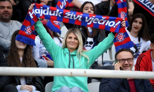 Pogledajte atmosferu na Poljudu i fatalne navijačice Hajduka