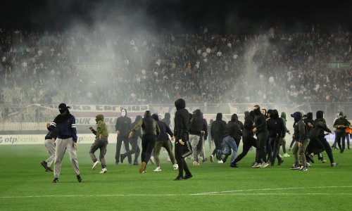 Ovo je sramota, 'navijači' Hajduka provalili na teren, policija spašavala igrače
