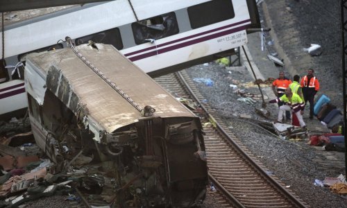 Putnički vlak iskočio iz tračnica, nekoliko vagona na autocesti