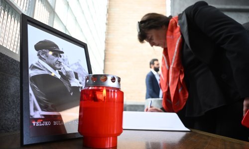 Emotivan oproštaj od Veljka Bulajića na zagrebačkom Krematoriju