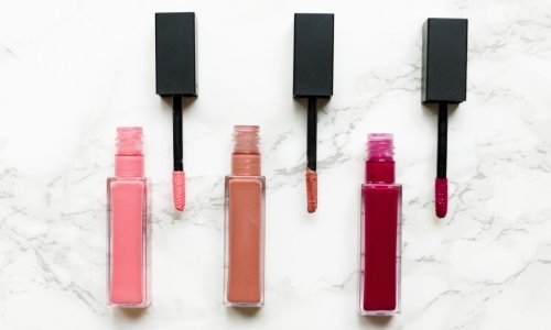 Svi su odjednom ludi za njime: Kako je sjajilo za usne postalo statusni simbol