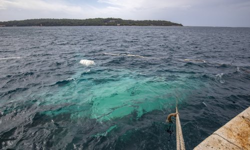 Brod kod Trogira udario u hrid pa potonuo, policija spasila posadu