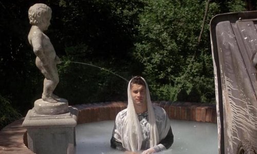 Što to Tom Hanks čini u ogromnom broju svojih filmova?