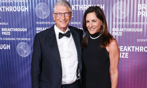 Modno se uskladili i zagrljeni stigli na crveni tepih: Bill Gates i njegova djevojka vole se javno