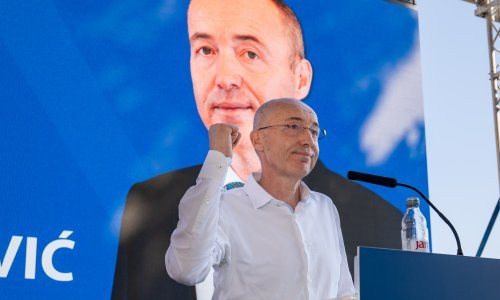 Svećenik vjernicima rekao da glasaju po savjesti pa pozvao Krstičevića za oltar