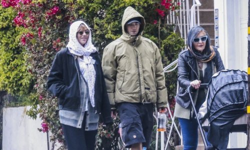 Obiteljska idila: Nakon kultnog festivala poznati par uživao u šetnji s kćerkicom