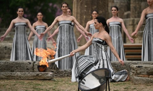 Upaljena olimpijska baklja, lijepa grčka glumica Mary Mina bila je u ulozi visoke svećenice