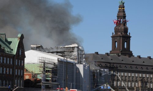 Pod kontrolom požar koji je zahvatio znameniti Børsen u Kopenhagenu