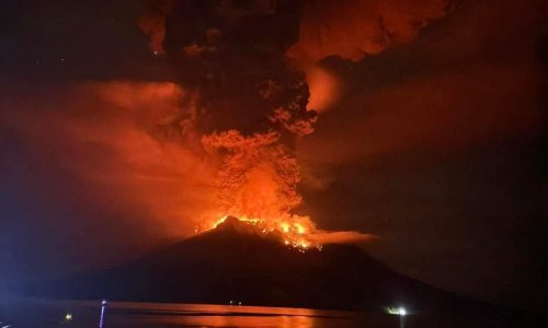 Stotine evakuirane nakon erupcije vulkana u Indoneziji