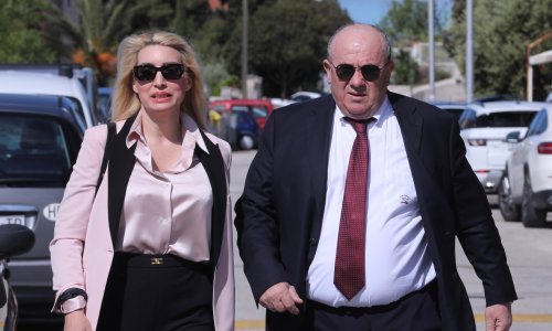 Fani Kerum na glasovanje stigla u dizajnerskim komadima: Najpoželjnije Pradine cipele i Guccijeva torba