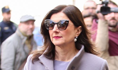 Sanja Musić Milanović sa smiješkom na licu zablistala u nekoliko nijansi sive