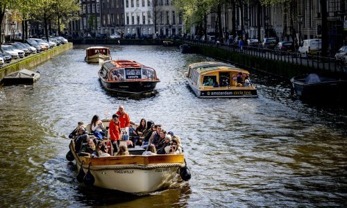 Amsterdam vrvi turistima; gradska uprava planira prepoloviti broj riječnih kruzera