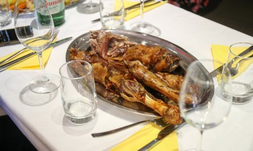 Janjetina, kanapei, rakije, krekeri: Pogledajte što se jede u izbornim stožerima