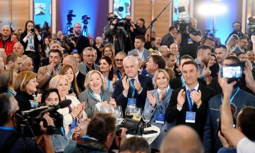 Plenkovićev pozvao HDZ-ovce da proslave i prerezao tortu, čelnici stranke nazdravili šampanjcem