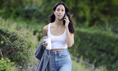 Lijepoj djevojci Brada Pitta ovaj laskavi model trendi traperica stoji kao saliven