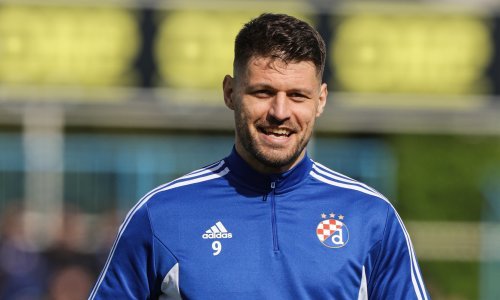 Bruno Petković u centru Zagreba mijenjao bebi pelene