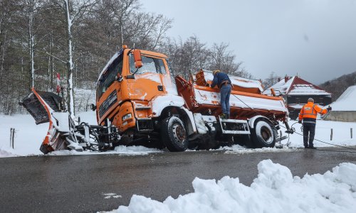 Nakon ljetnih temperatura, nevjerojatan prizor: Ralica zapela u snijegu na Platku