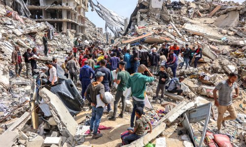 Stotine Palestinaca zakopane ispod gomile otpada, nekima su ruke bile vezane