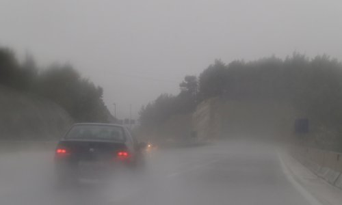 HAK upozorava: Obilni pljuskovi čine ceste još opasnijima. Mogući su i odroni