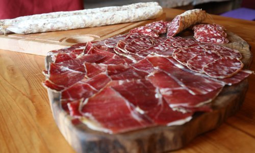 Hrvati obožavaju meso: Kulen i pršut vole najviše, ali rijetki ih mogu priuštiti