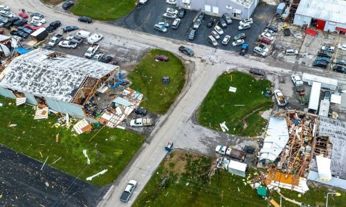 Deseci tornada pogodili SAD: Sravnjene kuće, vlakovi iskočili iz tračnica