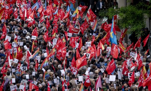 Tisuće socijalista traže ostanak Sancheza: Emotivno je pogođen napadom na suprugu