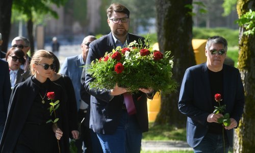 SDP-ovci položili vijence na grob Ivice Račana, pogledajte tko je sve bio tamo