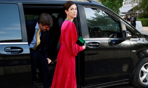 Haljina koju nosi lijepa princeza idealna je za proljetne dane